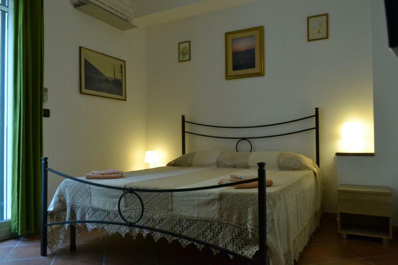 A Due Passi.... Hotel Mazzeo Buitenkant foto